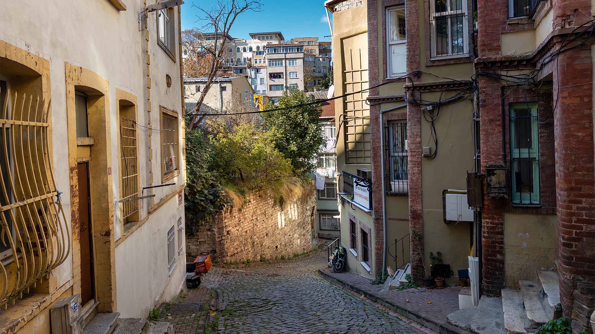Narrow Cobblestone Streets of Balat Neighborhood, Istanbul - Φανάρι, Μπαλάτ, Κωνσταντινούπολη