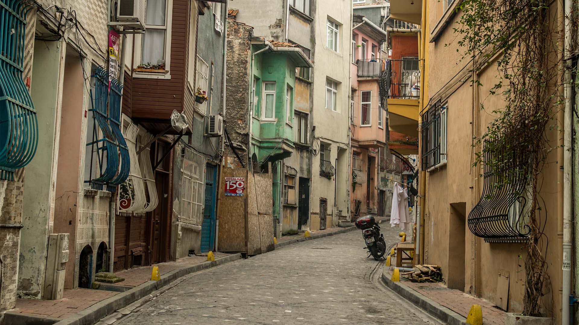 Traditional Residential Street Scape in Balat, Istanbul - Φανάρι, Μπαλάτ, Κωνσταντινούπολη